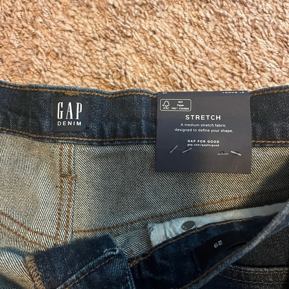 NWT Gap Mid rise denim shorts - size 8 - Picture 3 of 5